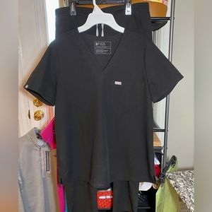 Figs Medium Black 3-pocket Scrub Top and Black Medium Yola Skinny Scrub Pants